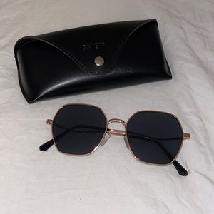 NWOT Metal Fram Fashion Sunglasses with Case